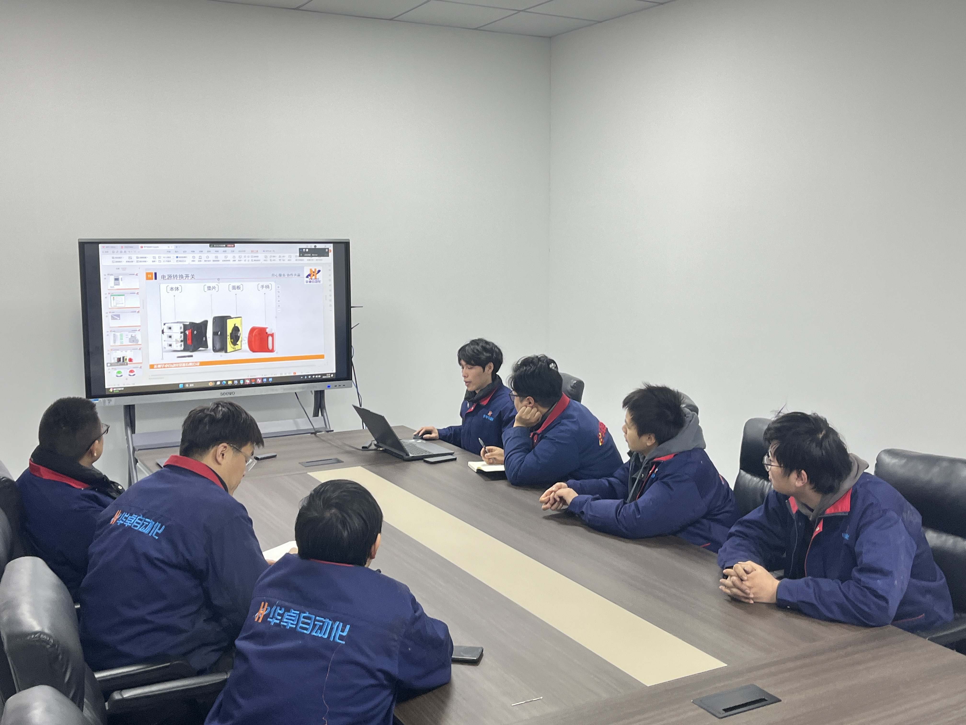 Latest company blogs about Tim Listrik Grup Huazhuo Berbagi Keahlian untuk Meningkatkan Kinerja Peralatan Otomatisasi