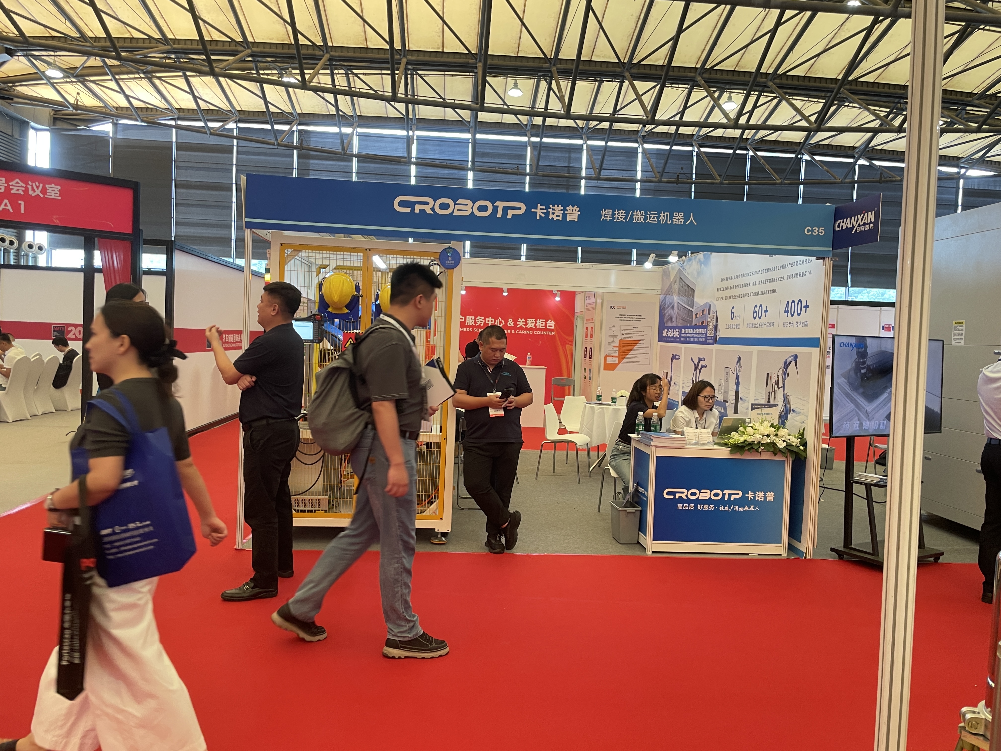 Latest company blogs about Inovasi Otomatisasi Otomotif Huazhuo Resonansi di Shanghai Expo 2025