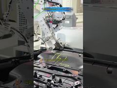 Jalur perakitan panel pintu mobil:menekan pita spons → pengelasan dengan mengetuk panas → mengencangkan sekrup